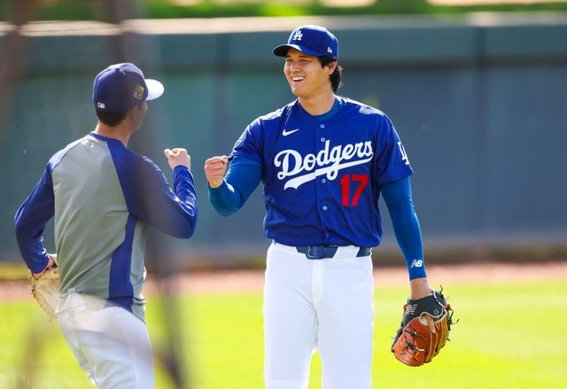 LA 다저스 오타니 쇼헤이가 18일 첫 라이브피칭을 통해 컨디션을 점검했다. 타자 4명을 상대로 총 18구를 던졌으며, 1피안타 2탈삼진을 기록했다. 최고구속은 98마일(약 158km/h)이었다. AFP 연합뉴스