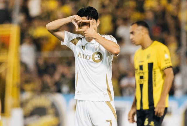 손흥민이 새 시즌 첫 공식전부터 1골 3도움을 기록하며 폭발적인 활약으로 소속팀 로스앤젤레스FC(LAFC)의 완승을 이끌었다. LAFC는 18일 온두라스 산페드로술라 프란시스코 모라산 스타디움에서 열린 CONCACAF 챔피언스컵 1라운드 1차전 원정 경기에서 레알 에스파냐(온두라스)를 상대로 6-1 승리를 챙겼다. 원정에서 대승을 거둔 LAFC는 16강 진출에 유리한 고지를 선점했으며, 오는 25일 홈구장 BMO 스타디움에서 열리는 2차전 부담도 크게 덜어냈다. LAFC는 오는 22일 리오넬 메시가 공격 핵심으로 활약하는 지난해 미국 프로축구 우승팀 인터 마이애미와 MLS 개막전 홈 경기를 벌인다. 손흥민은 마이애미전에서도 정상 출격할 수 있게 됐다. LAFC