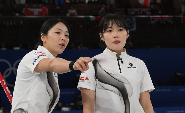 스킵 김은지, 서드 김민지, 세컨드 김수지, 리드 설예은, 핍스 설예지로 구성된 한국 컬링대표팀은 18일 이탈리아 코르티나의 코르티나 컬링 스타디움에서 열린 캐나다의 2026 밀라노·코르티나담페초 동계올림픽 여자 컬링 라운드로빈 최종전에서 7-10으로 아쉽게 패했다. 한국은 첫 경기에서 미국(4-8 패)에 패하고 이탈리아(7-2 승), 영국(9-3 승)을 상대로 2승을 거둔 한국은 덴마크(3-6 패)에게 다시 무너졌으나 일본(7-5 승), 중국(10-9 승)을 꺾고 4승을 만들었다. 이어 스위스에 5-7로 패했으나 1위를 달리던 스웨덴을 8-3으로 무찌르며 5승3패를 만들었다. 캐나다와 최종전서 이겼다면 4강에 진출할 수 있었지만 경기 내내 완벽한 투구를 보여준 캐나다를 넘지 못하고 아쉽게 짐을 쌌다. 연합뉴스