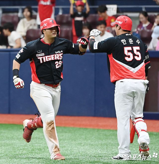 KIA 타이거즈 퓨처스팀 스프링캠프에 참가한 내야수 변우혁이 오른쪽 종아리 통증을 호소하면서 지난 11일 귀국했다. 변우혁은 지금 치료를 받고 있으며, 3주 후 훈련을 재개할 수 있을 것으로 예상한다는 게 구단의 설명이다. 엑스포츠뉴스 DB