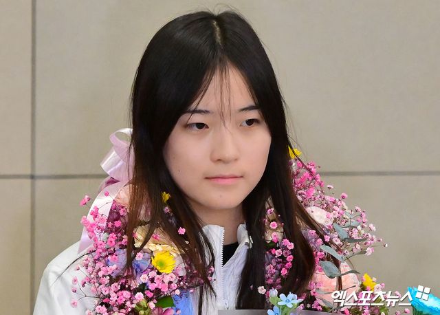 2026 밀라노·코르티나담페초 동계올림픽에서 한국 스키·스노보드 역사상 첫 금메달을 획득한 최가온(18·세화여고)이 결승전 당시 손뼈 골절상을 입은 상태로 경기를 치른 것으로 보인다. 자신의 SNS에 병원에서 손등과 손목 부위 진단을 받는 사진을 공개했다. 이 부상은 지난 13일 이탈리아 리비뇨 스노파크에서 열린 스노보드 여자 하프파이프 결승 1차 시기 도중 발생한 것일 가능성이 크다. 인천공항, 김한준 기자