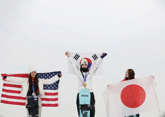 2026 밀라노·코르티나담페초 동계올림픽에서 한국 스키·스노보드 역사상 첫 금메달을 획득한 최가온(18·세화여고)이 결승전 당시 손뼈 골절상을 입은 상태로 경기를 치른 것으로 보인다. 자신의 SNS에 병원에서 손등과 손목 부위 진단을 받는 사진을 공개했다. 이 부상은 지난 13일 이탈리아 리비뇨 스노파크에서 열린 스노보드 여자 하프파이프 결승 1차 시기 도중 발생한 것일 가능성이 크다. 연합뉴스