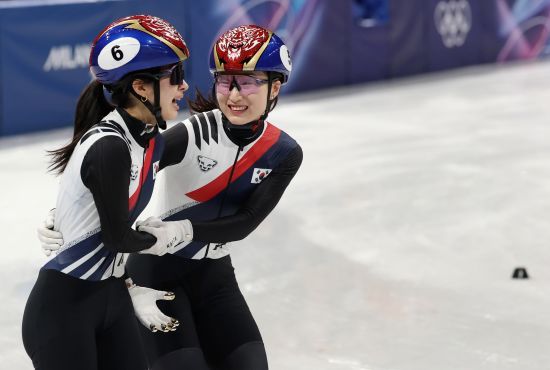 한국 쇼트트랙 여자 대표팀이 2026 밀라노·코르티나담페초 동계 올림픽 여자 3000ｍ 계주에서 금메달을 획득했다. 최민정, 김길리, 노도희, 심석희는 19일 이탈리아 밀라노 아이스스케이팅 아레나에서 열린 대회 여자 3000ｍ 계주 결승에서 4분4초014의 기록으로 이탈리아, 캐나다를 제치고 가장 먼저 결승선을 통과하며 우승했다. 스노보드 여자 하프파이프의 최가온(세화여고)에 이은 우리나라 선수단의 이번 올림픽 두 번째 금메달이다. 한국은 이탈리아, 캐나다, 네덜란드와 겨룬 끝에 시종일관 물 흐르듯 호흡이 척척 맞아 우승했다. 이 종목 7번째 올림픽 금메달 획득에 성공했다. 연합뉴스
