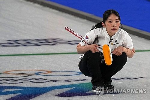 스킵 김은지, 서드 김민지, 세컨드 김수지, 리드 설예은, 핍스 설예지로 구성된 한국 컬링대표팀은 18일 이탈리아 코르티나의 코르티나 컬링 스타디움에서 열린 캐나다의 2026 밀라노·코르티나담페초 동계올림픽 여자 컬링 라운드로빈 최종전에서 7-10으로 아쉽게 패했다. 한국은 첫 경기에서 미국(4-8 패)에 패하고 이탈리아(7-2 승), 영국(9-3 승)을 상대로 2승을 거둔 한국은 덴마크(3-6 패)에게 다시 무너졌으나 일본(7-5 승), 중국(10-9 승)을 꺾고 4승을 만들었다. 이어 스위스에 5-7로 패했으나 1위를 달리던 스웨덴을 8-3으로 무찌르며 5승3패를 만들었다. 캐나다와 최종전서 이겼다면 4강에 진출할 수 있었지만 경기 내내 완벽한 투구를 보여준 캐나다를 넘지 못하고 아쉽게 짐을 쌌다. 연합뉴스