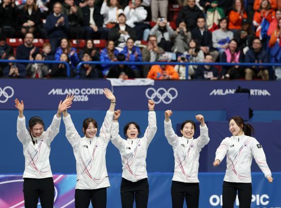 한국 쇼트트랙 여자 대표팀이 2026 밀라노·코르티나담페초 동계 올림픽 여자 3000ｍ 계주에서 금메달을 획득했다. 최민정, 김길리, 노도희, 심석희는 19일 이탈리아 밀라노 아이스스케이팅 아레나에서 열린 대회 여자 3000ｍ 계주 결승에서 4분4초014의 기록으로 이탈리아, 캐나다를 제치고 가장 먼저 결승선을 통과하며 우승했다. 스노보드 여자 하프파이프의 최가온(세화여고)에 이은 우리나라 선수단의 이번 올림픽 두 번째 금메달이다. 한국은 이탈리아, 캐나다, 네덜란드와 겨룬 끝에 시종일관 물 흐르듯 호흡이 척척 맞아 우승했다. 이 종목 7번째 올림픽 금메달 획득에 성공했다. 연합뉴스