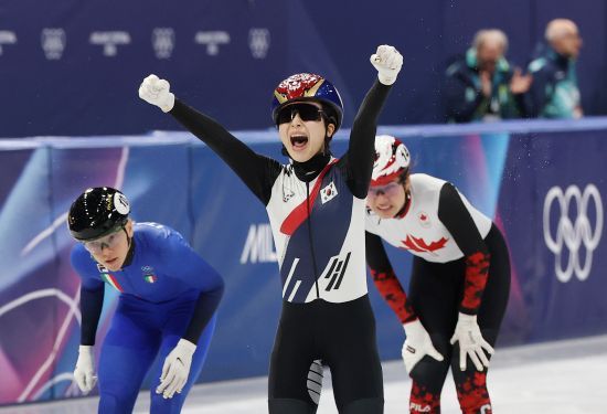한국 쇼트트랙 여자 대표팀이 2026 밀라노·코르티나담페초 동계 올림픽 여자 3000ｍ 계주에서 금메달을 획득했다. 최민정, 김길리, 노도희, 심석희는 19일 이탈리아 밀라노 아이스스케이팅 아레나에서 열린 대회 여자 3000ｍ 계주 결승에서 4분4초014의 기록으로 이탈리아, 캐나다를 제치고 가장 먼저 결승선을 통과하며 우승했다. 스노보드 여자 하프파이프의 최가온(세화여고)에 이은 우리나라 선수단의 이번 올림픽 두 번째 금메달이다. 한국은 이탈리아, 캐나다, 네덜란드와 겨룬 끝에 시종일관 물 흐르듯 호흡이 척척 맞아 우승했다. 이 종목 7번째 올림픽 금메달 획득에 성공했다. 연합뉴스