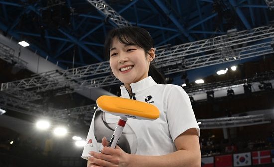 스킵 김은지, 서드 김민지, 세컨드 김수지, 리드 설예은, 핍스 설예지로 구성된 한국 컬링대표팀은 18일 이탈리아 코르티나의 코르티나 컬링 스타디움에서 열린 캐나다의 2026 밀라노·코르티나담페초 동계올림픽 여자 컬링 라운드로빈 최종전에서 7-10으로 아쉽게 패했다. 한국은 첫 경기에서 미국(4-8 패)에 패하고 이탈리아(7-2 승), 영국(9-3 승)을 상대로 2승을 거둔 한국은 덴마크(3-6 패)에게 다시 무너졌으나 일본(7-5 승), 중국(10-9 승)을 꺾고 4승을 만들었다. 이어 스위스에 5-7로 패했으나 1위를 달리던 스웨덴을 8-3으로 무찌르며 5승3패를 만들었다. 캐나다와 최종전서 이겼다면 4강에 진출할 수 있었지만 경기 내내 완벽한 투구를 보여준 캐나다를 넘지 못하고 아쉽게 짐을 쌌다. 연합뉴스