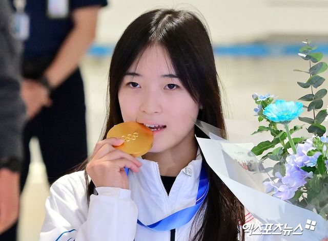 2026 밀라노·코르티나담페초 동계올림픽에서 한국 스키·스노보드 역사상 첫 금메달을 획득한 최가온(18·세화여고)이 결승전 당시 손뼈 골절상을 입은 상태로 경기를 치른 것으로 보인다. 자신의 SNS에 병원에서 손등과 손목 부위 진단을 받는 사진을 공개했다. 이 부상은 지난 13일 이탈리아 리비뇨 스노파크에서 열린 스노보드 여자 하프파이프 결승 1차 시기 도중 발생한 것일 가능성이 크다. 인천공항, 김한준 기자