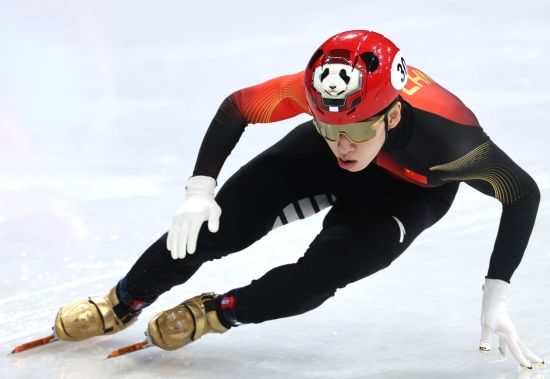 중국 쇼트트랙 대표팀 린샤오쥔은 19일 이탈리아 밀라노 아이스스케이팅 아레나에서 열린 2026 밀라노·코르티나담페초 동계올림픽 남자 쇼트트랙 500ｍ 준준결승 3조에서 40초638의 기록으로 4위에 그치면서 준결승 진출에 실패했다. 이로써 린샤오쥔은 이번 대회를 '노메달'로 마무리했다. 연합뉴스