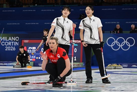스킵 김은지, 서드 김민지, 세컨드 김수지, 리드 설예은, 핍스 설예지로 구성된 한국 컬링대표팀은 18일 이탈리아 코르티나의 코르티나 컬링 스타디움에서 열린 캐나다의 2026 밀라노·코르티나담페초 동계올림픽 여자 컬링 라운드로빈 최종전에서 7-10으로 아쉽게 패했다. 한국은 첫 경기에서 미국(4-8 패)에 패하고 이탈리아(7-2 승), 영국(9-3 승)을 상대로 2승을 거둔 한국은 덴마크(3-6 패)에게 다시 무너졌으나 일본(7-5 승), 중국(10-9 승)을 꺾고 4승을 만들었다. 이어 스위스에 5-7로 패했으나 1위를 달리던 스웨덴을 8-3으로 무찌르며 5승3패를 만들었다. 캐나다와 최종전서 이겼다면 4강에 진출할 수 있었지만 경기 내내 완벽한 투구를 보여준 캐나다를 넘지 못하고 아쉽게 짐을 쌌다. 연합뉴스