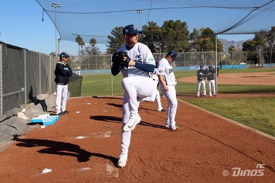 NC 다이노스 라일리 톰슨이 스프링캠프 두 번째 불펜 피칭을 소화하고 있다. NC 다이노스