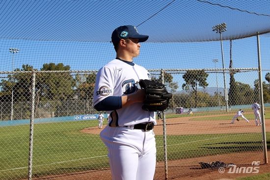 NC 다이노스 토다 나츠키가 스프링캠프 첫 불펜 피칭을 소화하고 있다. NC 다이노스