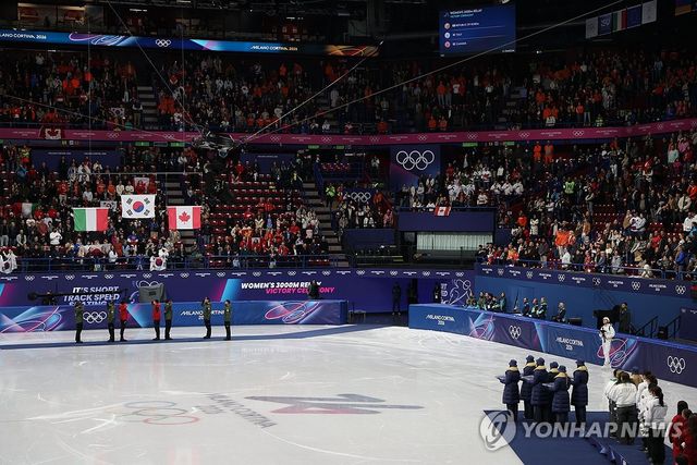 2026 밀라노·코르티나담페초 동계올림픽 조직위원회가 이번 대회 쇼트트랙 시상식에서 잘못된 태극기를 사용한 것에 대해 사과와 함께 즉각적인 조처를 약속했다. 대회 조직위원회는 지난 19일(한국시간) 이탈리아 밀라노 아이스스케이팅 아레나에서 열린 쇼트트랙 여자 3000m 결승 시상식과 지난 13일, 15일, 그리고 16일 열린 경기에서 디자인이 잘못된 태극기를 사용했다. 사진 연합뉴스