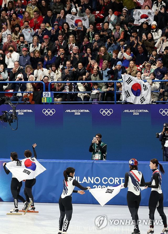 2026 밀라노·코르티나담페초 동계올림픽 조직위원회가 이번 대회 쇼트트랙 시상식에서 잘못된 태극기를 사용한 것에 대해 사과와 함께 즉각적인 조처를 약속했다. 대회 조직위원회는 지난 19일(한국시간) 이탈리아 밀라노 아이스스케이팅 아레나에서 열린 쇼트트랙 여자 3000m 결승 시상식과 지난 13일, 15일, 그리고 16일 열린 경기에서 디자인이 잘못된 태극기를 사용했다. 사진 연합뉴스