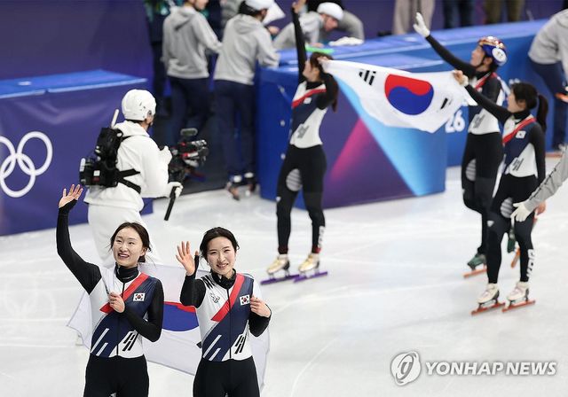 2026 밀라노·코르티나담페초 동계올림픽 조직위원회가 이번 대회 쇼트트랙 시상식에서 잘못된 태극기를 사용한 것에 대해 사과와 함께 즉각적인 조처를 약속했다. 대회 조직위원회는 지난 19일(한국시간) 이탈리아 밀라노 아이스스케이팅 아레나에서 열린 쇼트트랙 여자 3000m 결승 시상식과 지난 13일, 15일, 그리고 16일 열린 경기에서 디자인이 잘못된 태극기를 사용했다. 사진 연합뉴스