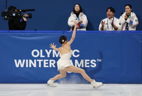 신지아(세화여고)는 20일(한국시간) 이탈리아 밀라노 아이스 스케이팅 스타디움에서 열린 2026 밀라노·코르티나담페초 동계올림픽 피겨스케이팅 여자 싱글 프리스케이팅에 출전해 기술점수(TES) 75.05점, 예술점수(PCS) 65.97점, 합계 141.02점을 받았다. 쇼트프로그램 점수를 포함해 총 206.68점을 받아 프리스케이팅에 출전한 24명 중 11위에 올랐다. 이날 신지아는 프리스케이팅에서 약간의 실수가 있었지만 이번 시즌 베스트 점수를 작성하면서 기념비적인 올림픽 무대를 마쳤다. 연합뉴스