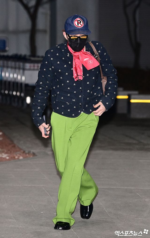 머리부터 발끝까지 화려해