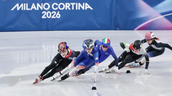 김길리(성남시청)는 21일(한국시간) 이탈리아 밀라노 아이스 스케이팅 아레나에서 열린 대회 쇼트트랙 여자 1500m 파이널A(결승)에서 2분32초076의 기록으로 가장 먼저 결승선을 통과해 금메달을 목에 걸었다. 함께 출전한 최민정(성남시청)은 2분32초450을 기록해 은메달을 차지했다. 앞서 여자 1000m 동메달을 따내고, 여자 3000m 계주에서도 금메달을 목에 걸었던 김길리는 여자 1500m 정상에 오르면서 밀라노 올림픽 2관왕에 올랐다. 더불어 올림픽 개인전 첫 금메달을 수확했다. 최민정은 올림픽 메달 개수를 7개로 늘리면서 동·하계 대회 통틀어 한국 역대 최다 메달 보유자로 등극했다. 연합뉴스