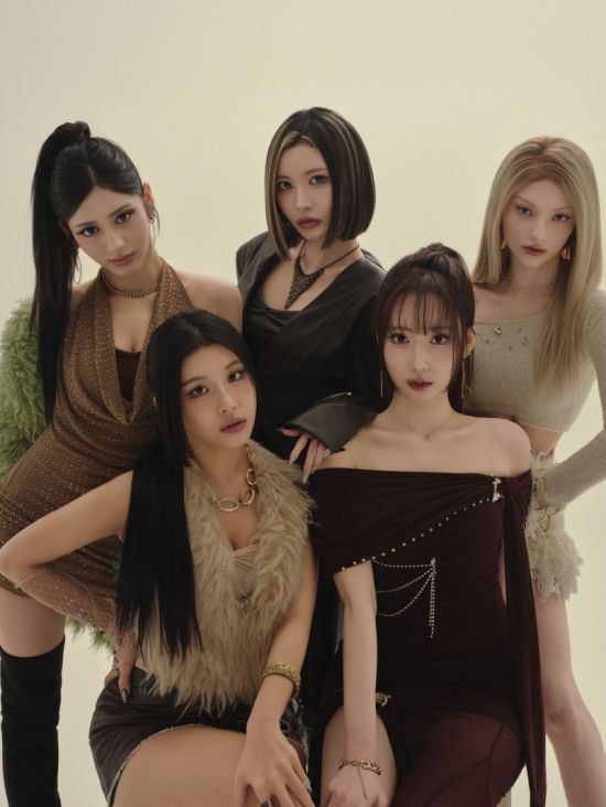 다국적 5인조 걸그룹 엑신(X:IN)이 음악적 도전을 담은 신보를 발표한다.
