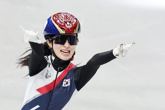 김길리(성남시청)는 21일(한국시간) 이탈리아 밀라노 아이스 스케이팅 아레나에서 열린 대회 쇼트트랙 여자 1500m 파이널A(결승)에서 2분32초076의 기록으로 가장 먼저 결승선을 통과해 금메달을 목에 걸었다. 함께 출전한 최민정(성남시청)은 2분32초450을 기록해 은메달을 차지했다. 앞서 여자 1000m 동메달을 따내고, 여자 3000m 계주에서도 금메달을 목에 걸었던 김길리는 여자 1500m 정상에 오르면서 밀라노 올림픽 2관왕에 올랐다. 더불어 올림픽 개인전 첫 금메달을 수확했다. 최민정은 올림픽 메달 개수를 7개로 늘리면서 동·하계 대회 통틀어 한국 역대 최다 메달 보유자로 등극했다. 연합뉴스