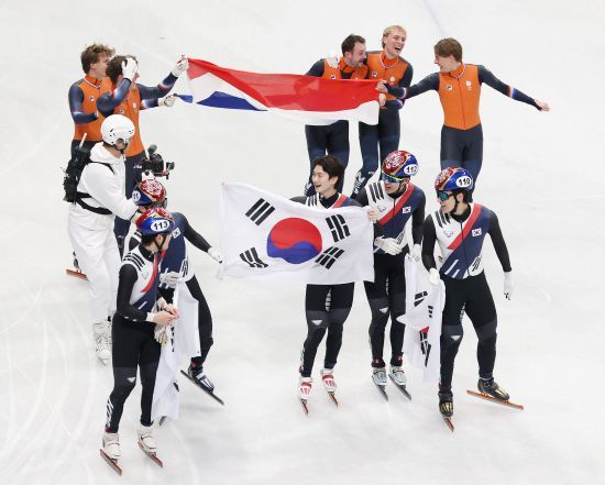 이준서(성남시청), 황대헌강원도청), 이정민(성남시청), 임종언(고양시청)으로 구성된 남자 쇼트트랙 계주 대표팀은 21일(한국시간) 이탈리아 밀라노 아이스 스케이팅 아레나에서 열린 2026 밀라노·코르티나담페초 동계올림픽 쇼트트랙 남자 5000m 파이널A(결승)에서 6분52초239의 기록으로 2위를 차지해 은메달을 따냈다. 이날 이정민이 멋진 추월을 여러 차례 보여줬지만 아쉽게 2위에 그치면서 2006 토리노 대회 이후 20년 만에 동계올림픽 쇼트트랙 남자 5000m 계주에서 금메달을 따는데 실패했다. 금메달은 6분51초847을 기록한 네덜란드가 차지했다. 개최국 이탈리아는 6분25초335의 기록으로 3위에 올라 동메달을 얻었다. 연합뉴스 