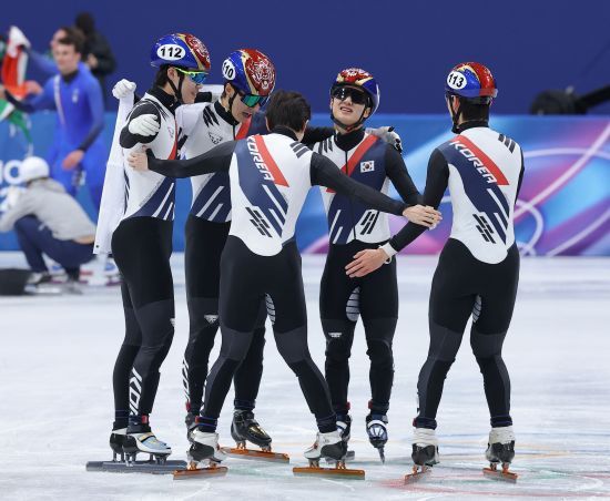 이준서(성남시청), 황대헌강원도청), 이정민(성남시청), 임종언(고양시청)으로 구성된 남자 쇼트트랙 계주 대표팀은 21일(한국시간) 이탈리아 밀라노 아이스 스케이팅 아레나에서 열린 2026 밀라노·코르티나담페초 동계올림픽 쇼트트랙 남자 5000m 파이널A(결승)에서 6분52초239의 기록으로 2위를 차지해 은메달을 따냈다. 이날 이정민이 멋진 추월을 여러 차례 보여줬지만 아쉽게 2위에 그치면서 2006 토리노 대회 이후 20년 만에 동계올림픽 쇼트트랙 남자 5000m 계주에서 금메달을 따는데 실패했다. 금메달은 6분51초847을 기록한 네덜란드가 차지했다. 개최국 이탈리아는 6분25초335의 기록으로 3위에 올라 동메달을 얻었다. 연합뉴스 