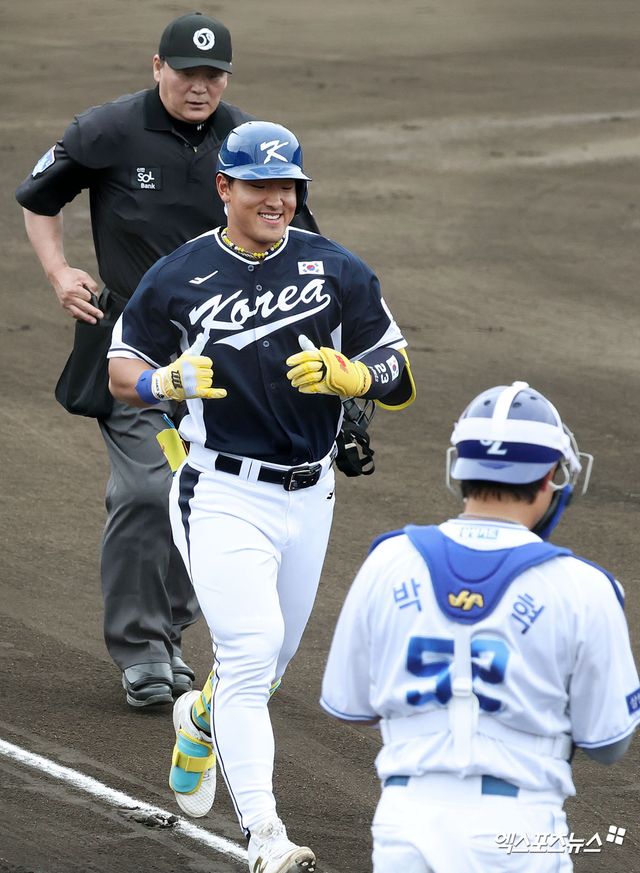 2026 월드베이스볼클래식(WBC)에 출전하는 안현민이 20일 일본 오키나와 온나손의 아카마 구장에서 열린 삼성 라이온즈와의 연습경기에서 1회초 솔로 홈런을 기록했다. 사진 고아라 기자