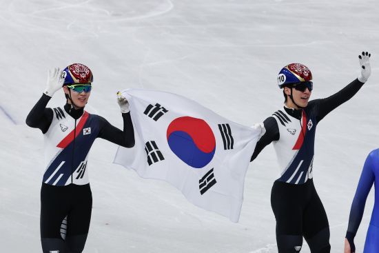 이준서(성남시청), 황대헌강원도청), 이정민(성남시청), 임종언(고양시청)으로 구성된 남자 쇼트트랙 계주 대표팀은 21일(한국시간) 이탈리아 밀라노 아이스 스케이팅 아레나에서 열린 2026 밀라노·코르티나담페초 동계올림픽 쇼트트랙 남자 5000m 파이널A(결승)에서 6분52초239의 기록으로 2위를 차지해 은메달을 따냈다. 이날 이정민이 멋진 추월을 여러 차례 보여줬지만 아쉽게 2위에 그치면서 2006 토리노 대회 이후 20년 만에 동계올림픽 쇼트트랙 남자 5000m 계주에서 금메달을 따는데 실패했다. 금메달은 6분51초847을 기록한 네덜란드가 차지했다. 개최국 이탈리아는 6분25초335의 기록으로 3위에 올라 동메달을 얻었다. 연합뉴스 