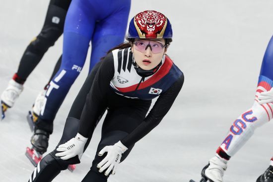 김길리(성남시청)는 21일(한국시간) 이탈리아 밀라노 아이스 스케이팅 아레나에서 열린 대회 쇼트트랙 여자 1500m 파이널A(결승)에서 2분32초076의 기록으로 가장 먼저 결승선을 통과해 금메달을 목에 걸었다. 함께 출전한 최민정(성남시청)은 2분32초450을 기록해 은메달을 차지했다. 앞서 여자 1000m 동메달을 따내고, 여자 3000m 계주에서도 금메달을 목에 걸었던 김길리는 여자 1500m 정상에 오르면서 밀라노 올림픽 2관왕에 올랐다. 더불어 올림픽 개인전 첫 금메달을 수확했다. 최민정은 올림픽 메달 개수를 7개로 늘리면서 동·하계 대회 통틀어 한국 역대 최다 메달 보유자로 등극했다. 연합뉴스