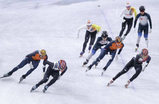 이준서(성남시청), 황대헌강원도청), 이정민(성남시청), 임종언(고양시청)으로 구성된 남자 쇼트트랙 계주 대표팀은 21일(한국시간) 이탈리아 밀라노 아이스 스케이팅 아레나에서 열린 2026 밀라노·코르티나담페초 동계올림픽 쇼트트랙 남자 5000m 파이널A(결승)에서 6분52초239의 기록으로 2위를 차지해 은메달을 따냈다. 이날 이정민이 멋진 추월을 여러 차례 보여줬지만 아쉽게 2위에 그치면서 2006 토리노 대회 이후 20년 만에 동계올림픽 쇼트트랙 남자 5000m 계주에서 금메달을 따는데 실패했다. 금메달은 6분51초847을 기록한 네덜란드가 차지했다. 개최국 이탈리아는 6분25초335의 기록으로 3위에 올라 동메달을 얻었다. 연합뉴스 