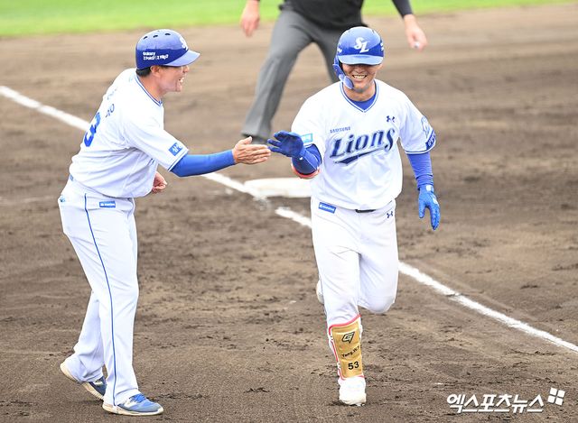 20일 일본 오키나와 온나손의 아카마 구장에서 열린 WBC 대표팀과 삼성 라이온즈의 연습경기에서 삼성 양우현(오른쪽)이 4회말 결승 역전 3점 홈런을 기록, 팀 승리를 이끌었다. 사진 고아라 기자