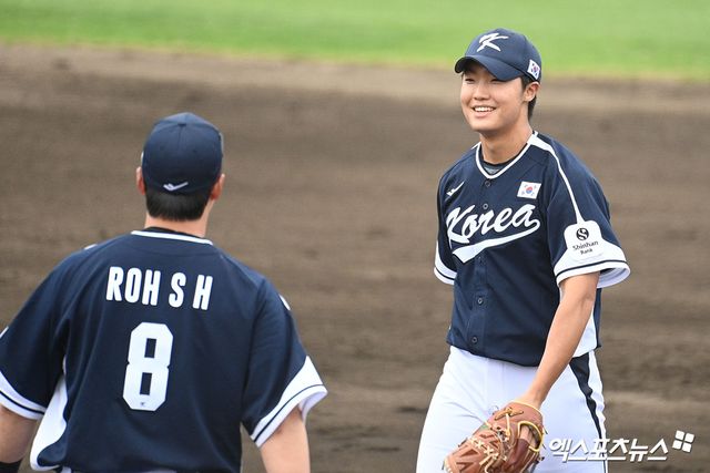 20일 일본 오키나와 온나손의 아카마 구장에서 열린 WBC 대표팀과 삼성 라이온즈의 연습경기에서 대표팀 우완 정우주가 노시환가 웃으며 대화하는 모습. 사진 고아라 기자