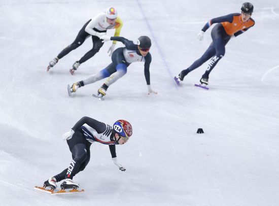 이준서(성남시청), 황대헌강원도청), 이정민(성남시청), 임종언(고양시청)으로 구성된 남자 쇼트트랙 계주 대표팀은 21일(한국시간) 이탈리아 밀라노 아이스 스케이팅 아레나에서 열린 2026 밀라노·코르티나담페초 동계올림픽 쇼트트랙 남자 5000m 파이널A(결승)에서 6분52초239의 기록으로 2위를 차지해 은메달을 따냈다. 이날 이정민이 멋진 추월을 여러 차례 보여줬지만 아쉽게 2위에 그치면서 2006 토리노 대회 이후 20년 만에 동계올림픽 쇼트트랙 남자 5000m 계주에서 금메달을 따는데 실패했다. 금메달은 6분51초847을 기록한 네덜란드가 차지했다. 개최국 이탈리아는 6분25초335의 기록으로 3위에 올라 동메달을 얻었다. 연합뉴스 