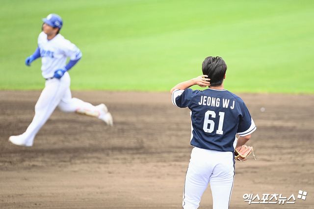 2026 월드베이스볼클래식(WBC)에 출전하는 국가대표팀 투수 정우주가 20일 일본 오키나와 온나손의 아카마 구장에서 열린 삼성 라이온즈와의 연습경기에서 양우현에 홈런을 허용한 뒤 아쉬워 하는 모습. 사진 고아라 기자