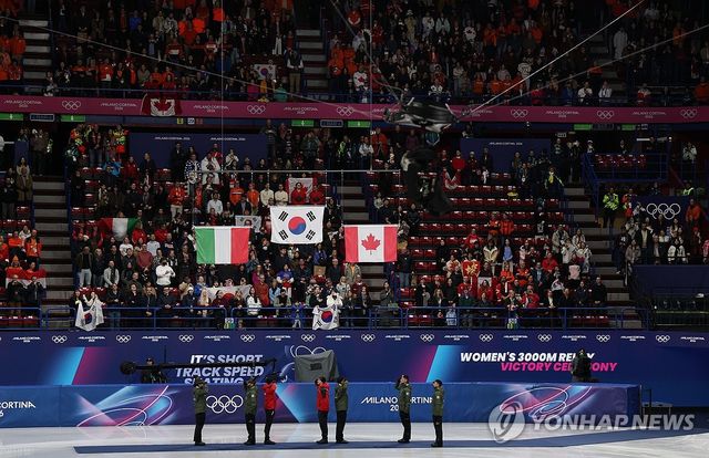 2026 밀라노·코르티나담페초 동계올림픽 조직위원회가 이번 대회 쇼트트랙 시상식에서 잘못된 태극기를 사용한 것에 대해 사과와 함께 즉각적인 조처를 약속했다. 대회 조직위원회는 지난 19일(한국시간) 이탈리아 밀라노 아이스스케이팅 아레나에서 열린 쇼트트랙 여자 3000m 결승 시상식과 지난 13일, 15일, 그리고 16일 열린 경기에서 디자인이 잘못된 태극기를 사용했다. 사진 연합뉴스