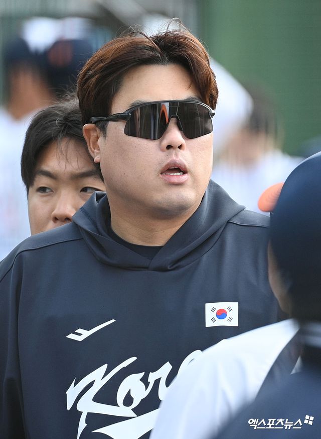 2026 월드베이스볼클래식에 출전하는 투수 류현진이 21일 일본 오키나와 고친다 구장에서 열리는 소속팀 한화 이글스와의 연습경기에 선발투수로 나선다. 사진 고아라 기자