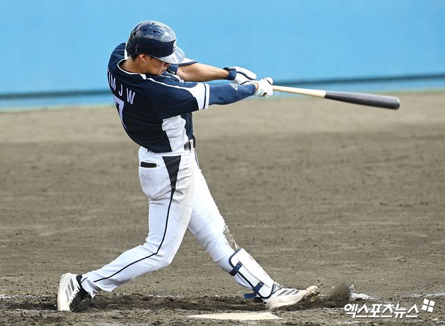 2026 월드베이스볼클래식(WBC) 국가대표팀 투수 송승기가 21일 일본 오키나와 고친다 구장에서 열린 한화 이글스 연습경기에서 7회초 결승 3점 홈런을 기록했다. 사진 고아라 기자