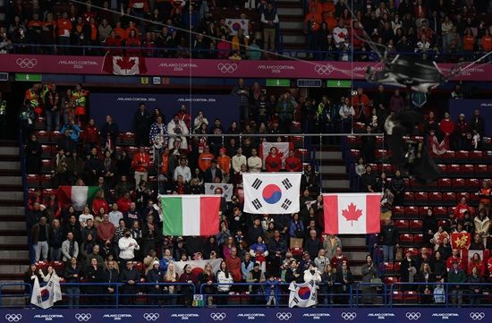 2026 밀라노·코르티나담페초 동계올림픽 쇼트트랙 시상식에서 공식 규격과 다른 형태의 태극기가 잇따라 게양되는 대형 사고가 발생했다. 한국 선수단의 강력한 항의에 국제올림픽위원회(IOC)와 대회 조직위원회는 즉각 오류를 인정하고 시정 조치에 나섰다. 조직위의 시정 조치 이후 치러진 남자 계주와 여자 1500m 시상식에서는 다행히 올바른 규격의 태극기가 정상적으로 게양됐다. 국가의 정체성을 상징하는 태극기가 제 모습을 되찾으면서 선수들은 정상적인 의전 속에 대회를 마무리할 수 있었다. 연합뉴스