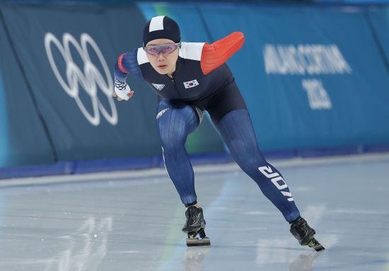 한국 여자 빙속 장거리 간판 박지우(한국체육대)는&nbsp;21일(한국시간) 이탈리아 밀라노 스피드스케이팅 스타디움에서 열린 2026 밀라노·코르티나담페초 동계올림픽 스피드스케이팅 여자 매스스타트 준결승 2조에서 3위에 올라 결승 진출에 성공했다. 박지우는 지난 2018 평창 올림픽과 2022 베이징 올림픽 모두 매스스타트 준결승에서 탈락했다. 처음으로 매스스타트 결승에 오르면서 박지우는 2018 평창 대회 김보름의 은메달 이후 8년 만에 여자 매스스타트 메달에 도전하게 됐다. 연합뉴스