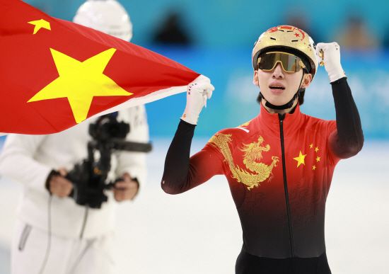 중국으로 귀화한 쇼트트랙 린샤오쥔이 8년 만에 출전한 동계올림픽에서 빈 손으로 돌아가게 됐다. 그는 21일 이탈리아 밀라노 아이스스케이팅 아레나에서 열린 2026 동계올림픽 쇼트트랙 남자 5000m 계주 파이널B(순위결정전)을 끝으로 2026 동계올림픽 일정을 마쳤다. 그는 500m와 1000m, 1500m 등 개인전 3개 종목에선 모두 준결승에도 오르지 못했다. 혼성 2000m 계주와 남자 5000m 계주에선 각각 중국대표팀의 결승 진출 실패, 4위 입상으로 메달을 손에 넣지 못했다. 연합뉴스