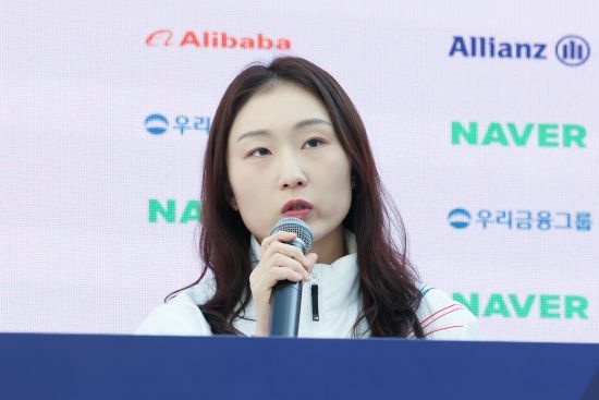 한국 여자 쇼트트랙의 간판 최민정(27·성남시청)이 2026 밀라노·코르티나담페초 동계올림픽을 끝으로 올림픽 무대에서 퇴장한다. 지금까지 어머니의 사랑이 뒷받침됐던 사실이 공개되며 더욱 화제가 되고 있다. 최민정은 1500m 결승에 앞서 진행된 국제올림픽위원회(IOC)와의 인터뷰에서 밀라노 출국 전 어머니로부터 받은 손편지를 공개했다. 연합뉴스