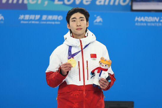 중국으로 귀화한 쇼트트랙 린샤오쥔이 8년 만에 출전한 동계올림픽에서 빈 손으로 돌아가게 됐다. 그는 21일 이탈리아 밀라노 아이스스케이팅 아레나에서 열린 2026 동계올림픽 쇼트트랙 남자 5000m 계주 파이널B(순위결정전)을 끝으로 2026 동계올림픽 일정을 마쳤다. 그는 500m와 1000m, 1500m 등 개인전 3개 종목에선 모두 준결승에도 오르지 못했다. 혼성 2000m 계주와 남자 5000m 계주에선 각각 중국대표팀의 결승 진출 실패, 4위 입상으로 메달을 손에 넣지 못했다. 연합뉴스