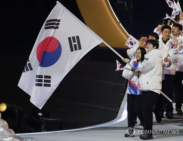 2026 밀라노·코르티나담페초 동계올림픽 쇼트트랙 시상식에서 공식 규격과 다른 형태의 태극기가 잇따라 게양되는 대형 사고가 발생했다. 한국 선수단의 강력한 항의에 국제올림픽위원회(IOC)와 대회 조직위원회는 즉각 오류를 인정하고 시정 조치에 나섰다. 조직위의 시정 조치 이후 치러진 남자 계주와 여자 1500m 시상식에서는 다행히 올바른 규격의 태극기가 정상적으로 게양됐다. 국가의 정체성을 상징하는 태극기가 제 모습을 되찾으면서 선수들은 정상적인 의전 속에 대회를 마무리할 수 있었다. 연합뉴스