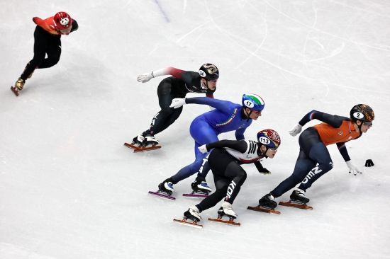 중국으로 귀화한 쇼트트랙 린샤오쥔이 4년 뒤 동계올림픽에 한 번 더 출전하고 싶은 의사를 드러냈다. 그는 21일 이탈리아 밀라노 아이스스케이팅 아레나에서 열린 2026 동계올림픽 쇼트트랙 남자 5000m 계주 파이널B(순위결정전)을 마친 뒤 한국 취재진과 만났다. 그는 '8년이라는 시간 동안 많은 일들이 있었다. 너무 힘들고, 지치고, 포기하고 싶은 순간도 있었지만 쇼트트랙이 내 인생의 전부였다. 그래서 그냥 귀를 닫고, 눈을 감고 내가 할 수 있는 걸 찾아서 최선을 다하겠다는 생각으로 지금까지 열심히 달려왔다'고 했다. 이번 대회 노메달에 그친 그는 '관리 잘 하면 4년 뒤 한 번 더 가능할 수도 있다'고도 했다. 연합뉴스
