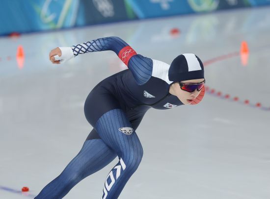 한국 여자 빙속 장거리 간판 박지우(한국체육대)는&nbsp;21일(한국시간) 이탈리아 밀라노 스피드스케이팅 스타디움에서 열린 2026 밀라노·코르티나담페초 동계올림픽 스피드스케이팅 여자 매스스타트 준결승 2조에서 3위에 올라 결승 진출에 성공했다. 박지우는 지난 2018 평창 올림픽과 2022 베이징 올림픽 모두 매스스타트 준결승에서 탈락했다. 처음으로 매스스타트 결승에 오르면서 박지우는 2018 평창 대회 김보름의 은메달 이후 8년 만에 여자 매스스타트 메달에 도전하게 됐다. 연합뉴스