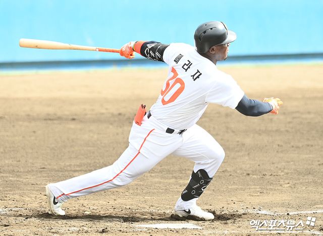 한화 이글스 외국인 타자 요나단 페라자가 21일 일본 오키나와 고친다 구장에서 열린 2026 월드베이스볼클래식(WBC) 국가대표팀과의 연습경기에서 안타를 기록했다. 사진 고아라 기자