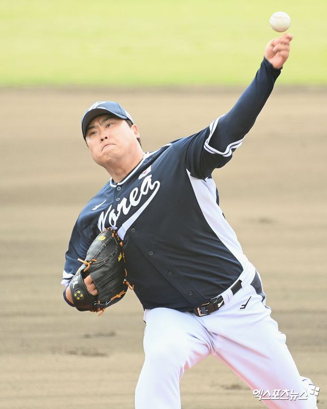 2026 월드베이스볼클래식(WBC) 국가대표팀 투수 류현진이 21일 일본 오키나와 고친다 구장에서 열린 한화 이글스와의 연습경기에 선발등판, 2이닝 1탈삼진 무실점을 기록했다. 사진 고아라 기자