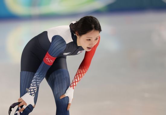 한국 여자 빙속 장거리 간판 박지우(한국체육대)는&nbsp;21일(한국시간) 이탈리아 밀라노 스피드스케이팅 스타디움에서 열린 2026 밀라노·코르티나담페초 동계올림픽 스피드스케이팅 여자 매스스타트 준결승 2조에서 3위에 올라 결승 진출에 성공했다. 박지우는 지난 2018 평창 올림픽과 2022 베이징 올림픽 모두 매스스타트 준결승에서 탈락했다. 처음으로 매스스타트 결승에 오르면서 박지우는 2018 평창 대회 김보름의 은메달 이후 8년 만에 여자 매스스타트 메달에 도전하게 됐다. 연합뉴스