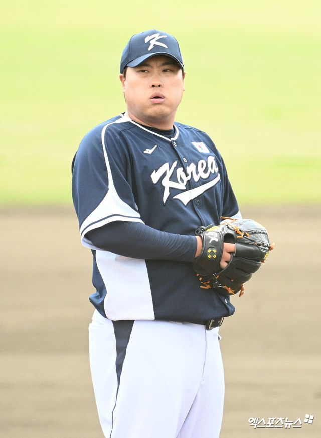 2026 월드베이스볼클래식(WBC) 국가대표팀 투수 류현진이 21일 일본 오키나와 고친다 구장에서 열린 소속팀 한화 이글스와의 연습경기에 선발투수로 등판, 2이닝 무실점으로 호투했다. 사진 고아라 기자