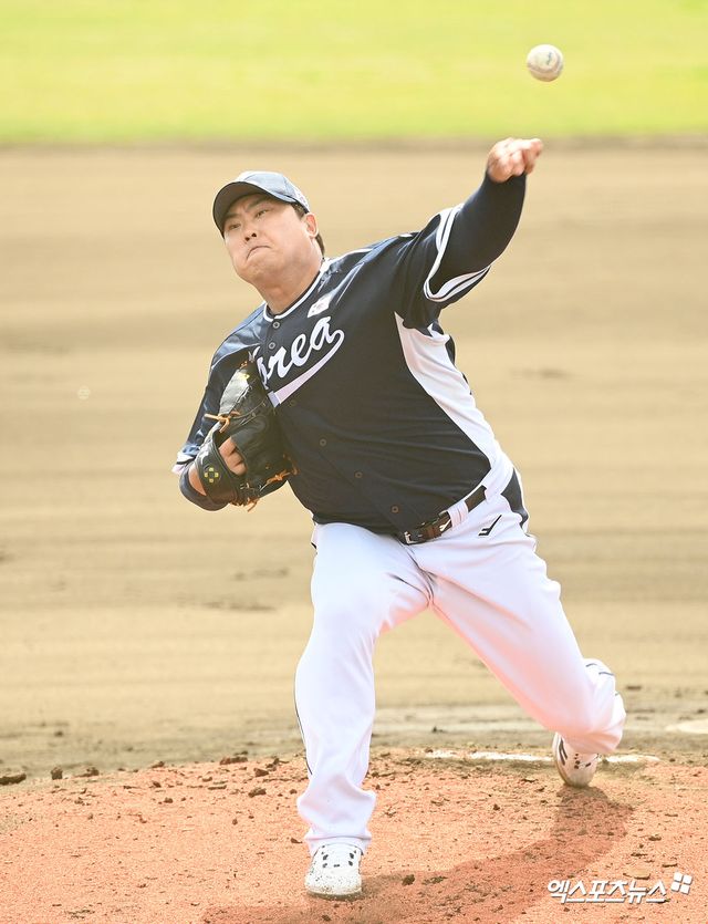 2026 월드베이스볼클래식(WBC) 국가대표팀 투수 류현진이 21일 일본 오키나와 고친다 구장에서 열린 한화 이글스와의 연습경기에 선발등판, 2이닝 1탈삼진 무실점을 기록했다. 사진 고아라 기자
